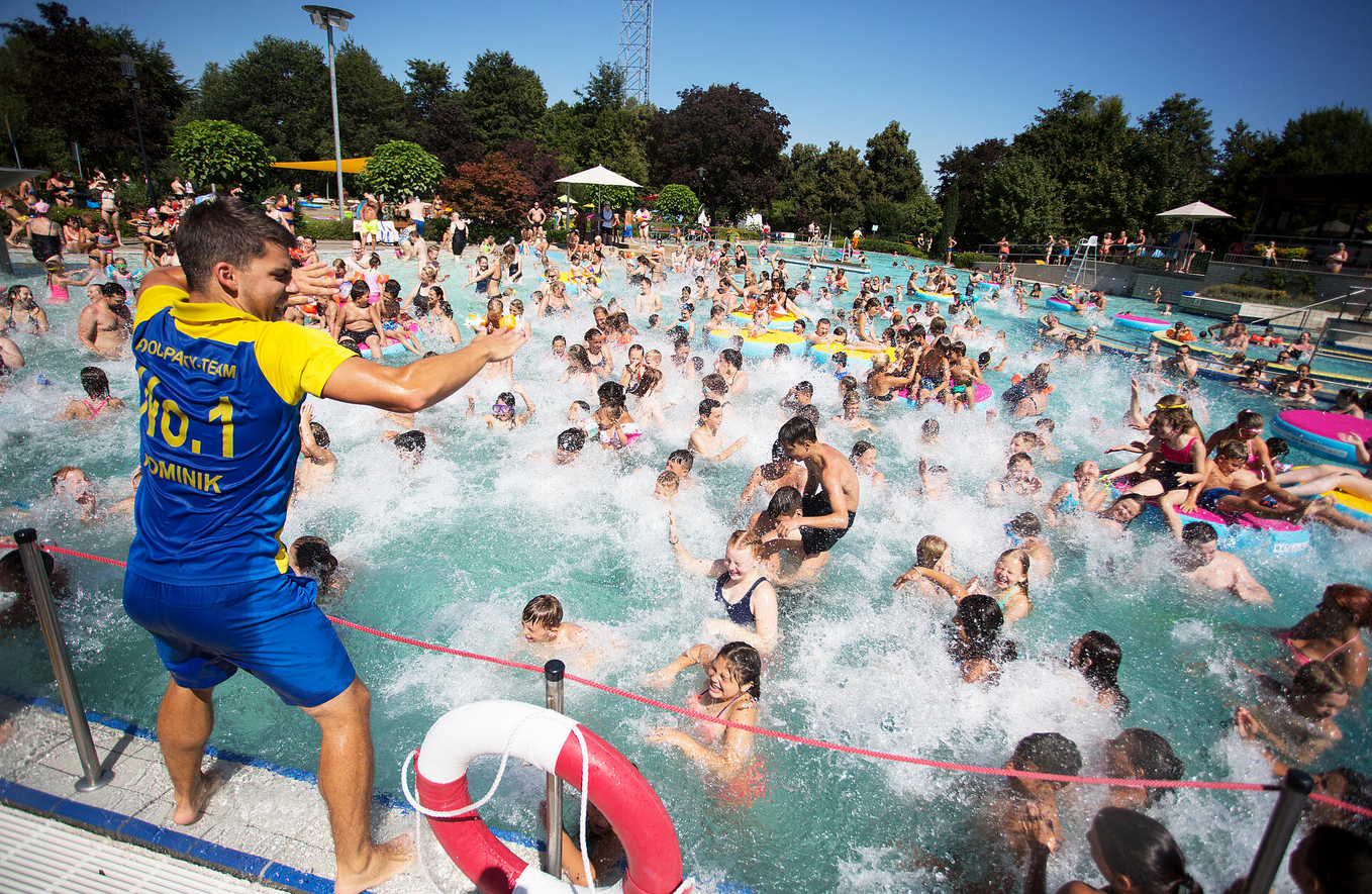 Große Poolparty