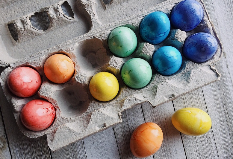 Ostereier verzieren mit der Wachsbatik-Technik