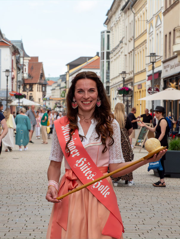 Die amtierende Meininger Hütesholle Isabel Wagner winkt aus einem Oldtimer heraus