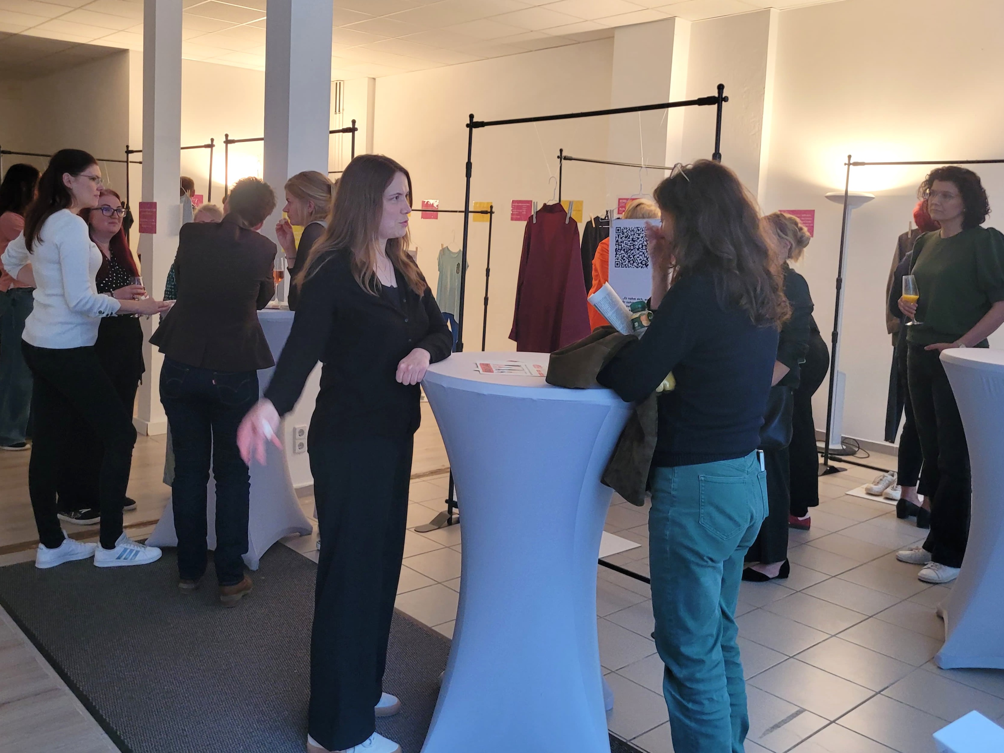 „was ich anhatte“ - Ausstellung zu sexualisierter Gewalt an Frauen bis 01.10.2025 